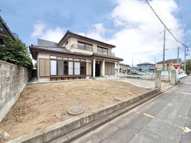 ■外観｜庭付き一戸建てならお子様やペットが走り回っても大丈夫！伸び伸びと遊び、過ごすことができます♪