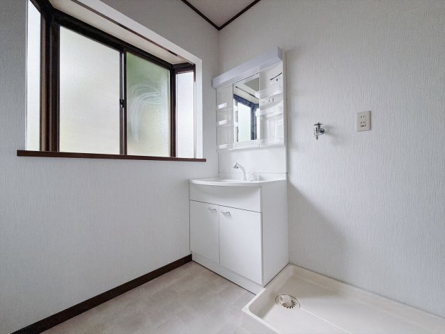 ■洗面室｜洗濯機を置いてもゆとりある広さの洗面脱衣室です♪大きな鏡で朝の身支度もラクラク♪窓があるので換気の際も楽ちんです♪