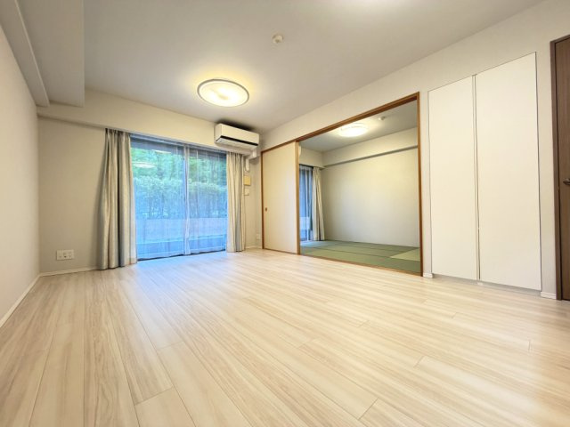 【リビングダイニングキッチン】　◎約15.7帖のリビングダイニングキッチン　◎南面はテラス×専用庭です