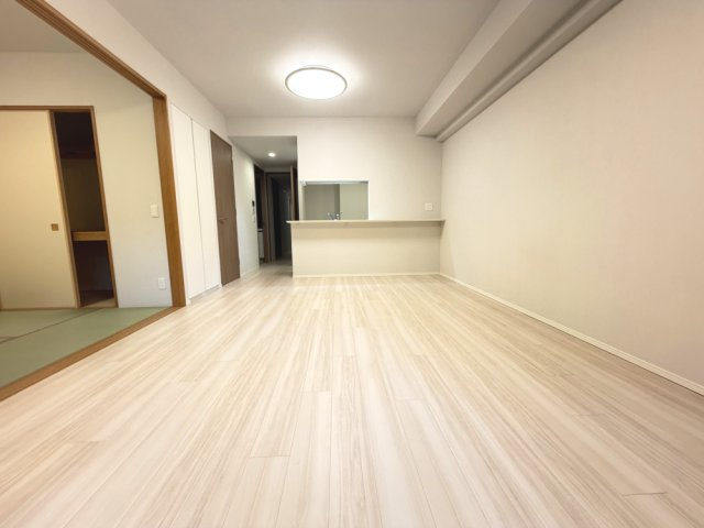 【リビングダイニングキッチン】　◎約15.7帖のリビングダイニングキッチン　◎南面はテラス×専用庭です