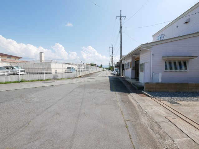 広々前面道路　車庫入れも楽々