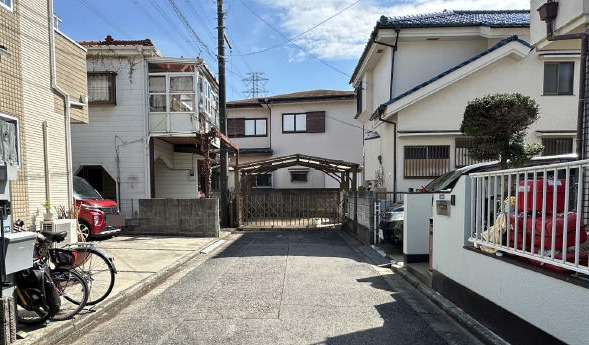 前面道路含む現地写真です
