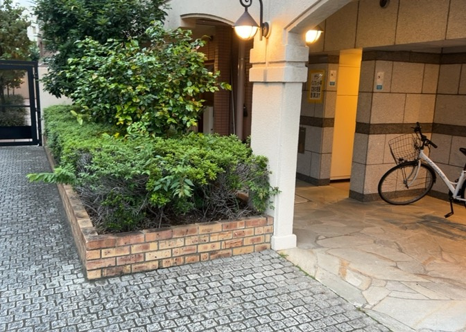 物件によっては、入居者が個人的に使用できる専用庭がついているものもあります。また、住宅の中にある土間の部分を庭と呼ぶこともあります。庭の用途は住む人によって変わり、それによってデザインもさまざまです。