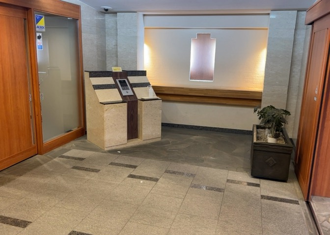 マンションのエントランスには、もともと風よけや防犯の役割がありますが、マンションによって宅配ボックスなどの設備が備わっている所もあります。日々の生活をイメージしながら生活しやすさをチェックしましょう。