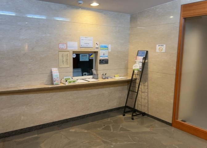 受付はマンションコンシェルジュがいる場合もあれば、管理人が滞在する小部屋を総称して呼ぶことがあります。主にエントランスに設置されていることから、防犯面でも期待ができます。防犯設備がない場合はより安心！