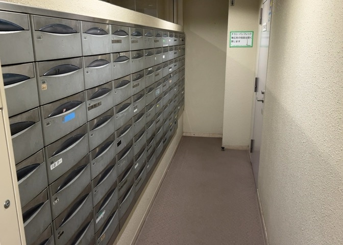エントランス付近に設置されている集合ポストは、住んでいる部屋と離れているため、ポストをあさるなど誰かに何かされていても被害に気づきにくいです。入居する時には他人に特定されにくい番号で鍵をかけましょう！