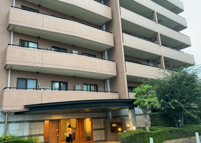 道幅が広い場所は日当たりや風通が良好です。幅が広いのですれ違いも可能ですし大きな車でも駐車可能！一方で、大型車が通ることも多くなるため交通量の増加により騒音に繋がります。また土地の値段が高くなります。