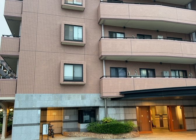 ＲＣ造、Reinforced　Concreteは直訳すると補強されたコンクリートです。主に柱や梁・床・壁が鉄筋とコンクリートで構成おり、鉄筋を組んだ型枠にコンクリートを流し込んで固めたものを指します。