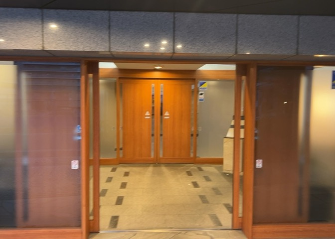 玄関は家の顔でもあり、家族以外の目にも止まる場所です。玄関は外との間を仕切る扉、靴などをしまっておく収納スペース、靴脱ぎのたたきスペース、来客とのやり取りをするドアホンなど複数のアイテムからなります。