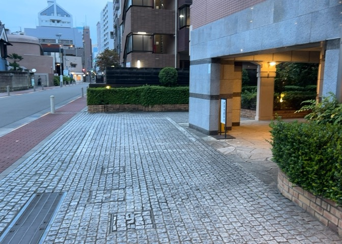 共有部分は、住民なら誰もが使える設備のこと。例えば駐車場やエレベーター、インターネット設備、セキュリティ設備などがあります。他にも、マンションの廊下・外部階段やエントランス・ゴミ置き場などがあります。