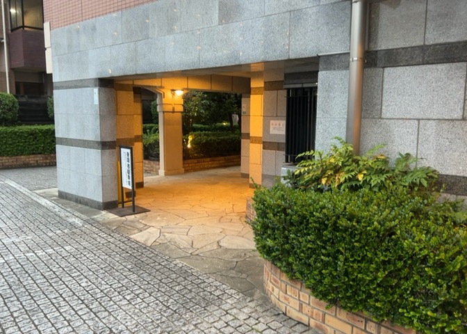 共用部分は、一棟の建物に住む区分所有者全員が共同で所有するとし、共用部分の管理、補修などは、区分所有者で形成される管理組合が行います。個人の判断で勝手に変更することはできませんので覚えておきましょう。