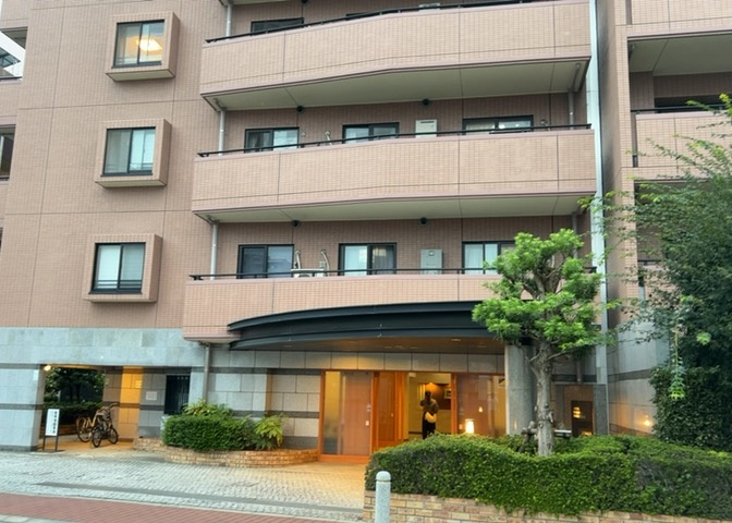 外観はマンション管理がされているかの目安になります。築年数が古いと、壁面は劣化してひび割れが生じることも！建物が古びていても細かいところが修繕されていると、きちんと管理されているなぁと感じるでしょう。