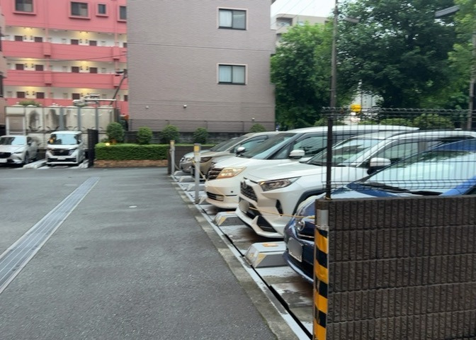 マンションの駐輪場は、事前に空きがあるか確認を取ると安心です。せっかく入居したのに駐輪スペースがない！なんてことになったら大変ですよね。そこで、内見時や購入前にはまず事前に確認しておくと良いでしょう。