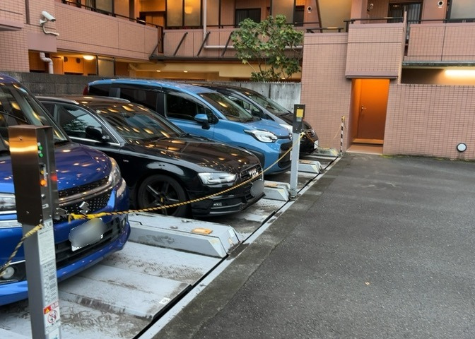 駐車場と明記されていても、最小スペースでつくられた駐車場だと大型車は駐車できなかったり、出入りしにくくなったりする可能性があります。お車のサイズと購入したい物件の駐車場のサイズを現地で確認しましょう。
