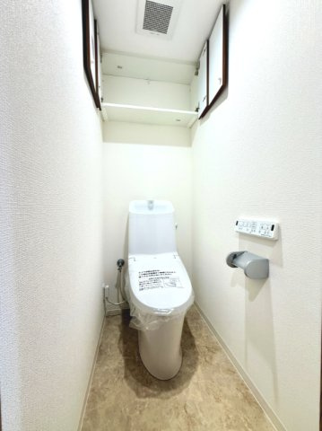 【トイレ】　トイレはシンプルなデザイン。毎日使う場所だからこそ、使い勝手を考慮しました。