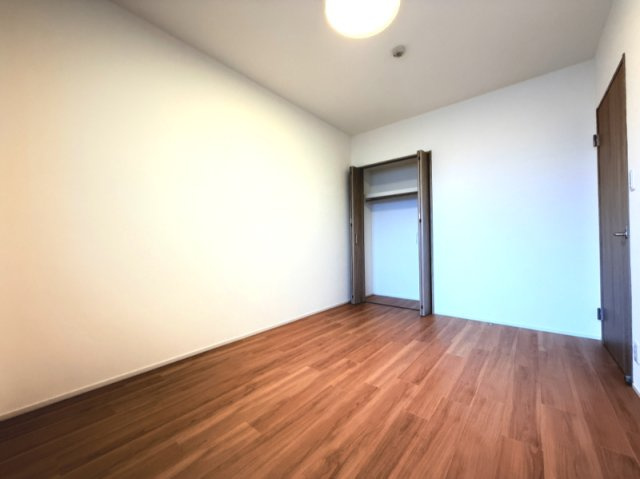 【洋室　約6.2帖】　全ての居室に収納と窓を備えており、過ごしやすい空間となっています。
