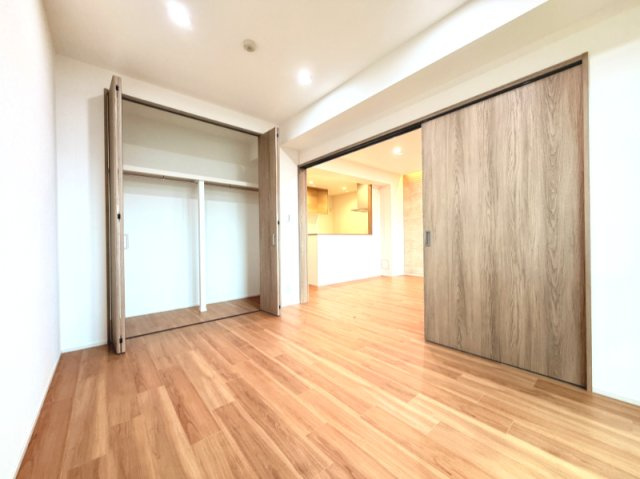 【洋室　約6.0帖】　リビングに隣接する居室。引き戸を開け放てば2部屋が一体となり広々とした快適空間が生まれます。