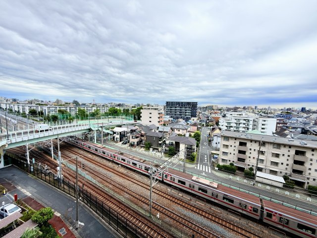 【眺望】　遮るものの少ない眺望です。家事やお仕事の合間に、外の空気を吸うのにぴったりです。