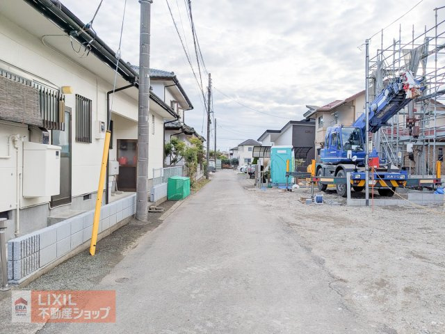 前面道路は居住者以外の通り抜けが少なく、大変静かで落ち着いた住環境
