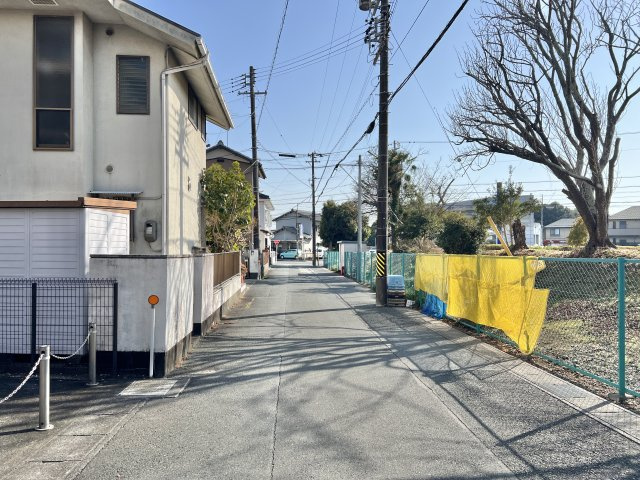 前面道路を南側を向いて撮影しました。