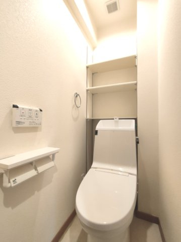 【トイレ】　洗浄機能付きトイレ。上部には収納付で、トイレットペーパー等、買い置きもしやすそうです。
