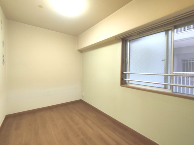 【洋室約4.9帖】　お部屋の形が整っているので、難しく考えずに家具の配置が可能です。