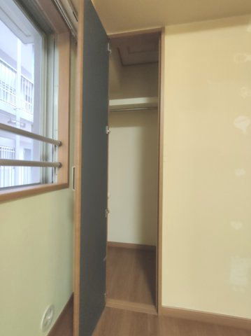 【洋室約4.9帖　収納】　洋室にクローゼットがございますので衣服などスッキリ収納することができます。