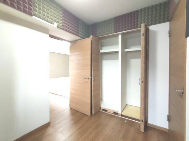 【納戸約3.5帖】　納戸とは建築基準法で「居室」の採光・通風の基準を満たしていないお部屋のこと。通常のお部屋としてもお使いいただけます。