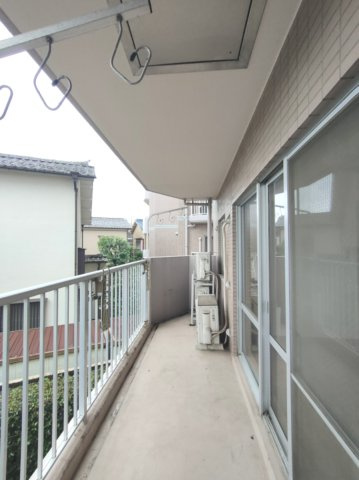 【バルコニー】　南東向きバルコニー。朝日をしっかり浴びることができます。