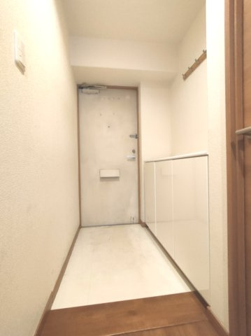 【玄関】　白でまとめられた清潔感のある玄関。住戸の顔として、いつでも整えておきたい空間に嬉しい大容量の収納がございます。
