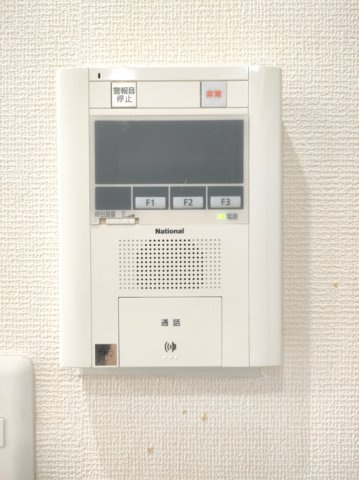 【TVモニター付きインターフォン】　訪問者の顔を見ることができるので、安心してドアを開けられます。