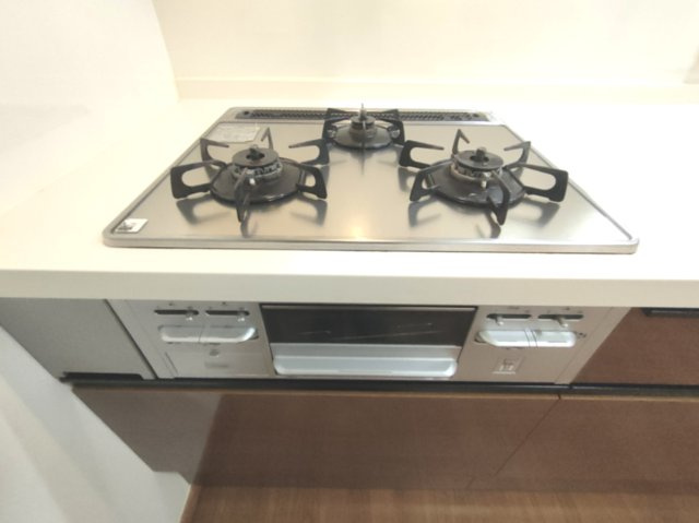 【3口コンロ】　3口コンロ、グリル付きでお料理のレパートリーも増えそうです。