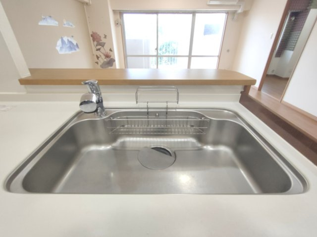 【シンク】　食器洗いもはかどる広々としたシンク。