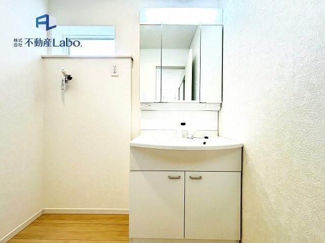 ●洗面室●　キャビネット付き洗面化粧台♪歯ブラシや化粧品などの収納に便利です♪鏡は3面鏡となっております。清潔感のある洗面所は、毎日の身支度も気持ちよくお使いいただけます♪