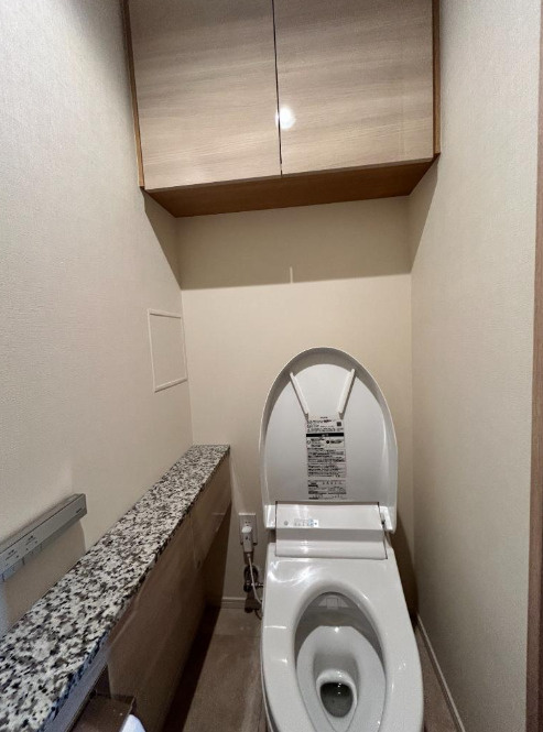 今では欠かせない温水洗浄便座トイレです。
