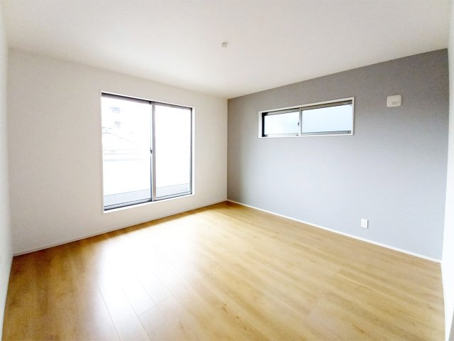 2階寝室、バルコニーに面した明るいお部屋です（施工例）　