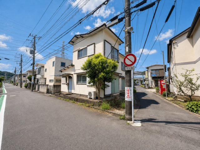 ◆爽やかな青空の下に贅沢なほどに降り注ぐ陽光、豊かな居住性と、クオリティが見事に調和した住空間は、住まうことの喜びを感じさせてくれます。ゆとりある広い敷地で開放的なお住まいです。