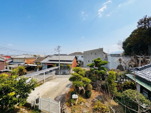 西側に建物がないため、視界がパッと開けた素晴らしい眺望が広がります！心地よい風が通り抜け、夕暮れ時には美しい夕日を遮るものなく眺められる贅沢なロケーション。毎日の暮らしに開放感と癒やしを与えてくれます