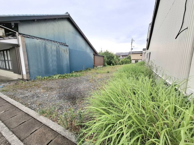 蒲原駅まで徒歩2分です。通勤・通学に便利です。