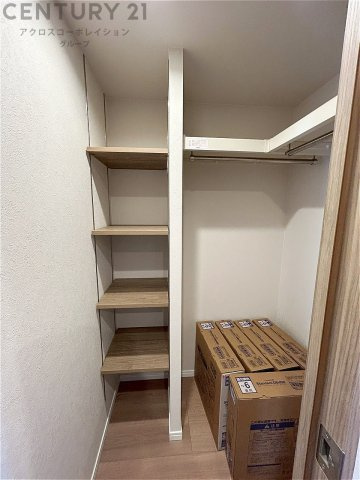 収納力が高く洋服や小物を整理しやすく、更衣室のように使え、部屋がすっきり保てます。収納の配置を自由に調整でき、換気性が良く防湿・防虫対策も可能。快適で機能的な生活空間を実現できます♪　