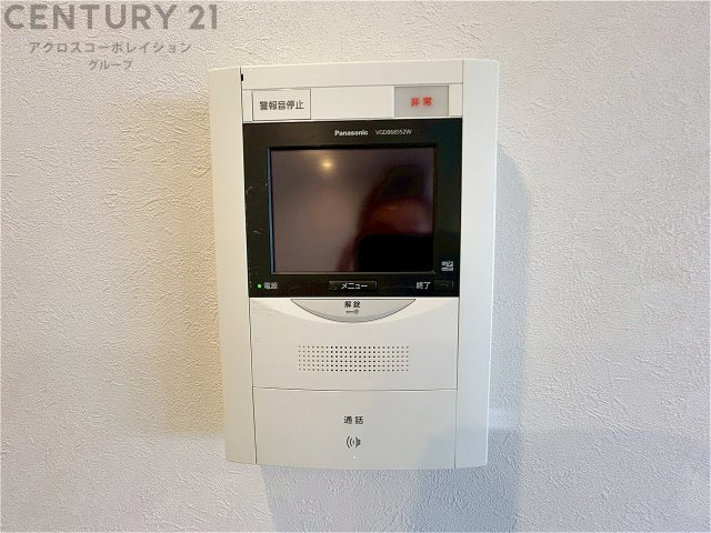 訪問者が来たときにテレビ画面で確認できるため、安心してドアを開けられます。録画機能があるものもあり、留守中に来訪者を記録しておくことができます。利便性が高く、セキュリティ面でも安心です。　