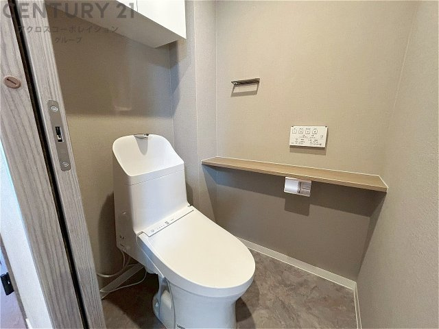 温水洗浄便座付トイレは温水洗浄機能により、暖かい水でおしりを洗浄することができ、冷たい水を使う従来の便座に比べ、温水洗浄機能で暖かいトイレを提供し、快適な使用を可能にします。　