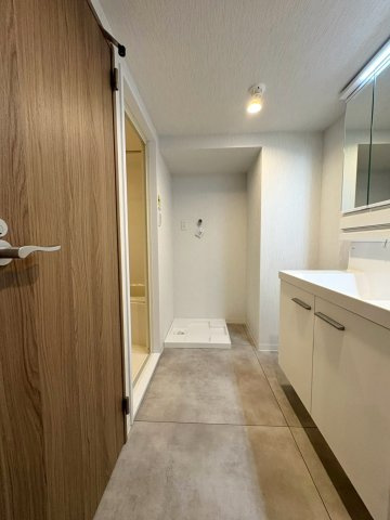 洗面台奥に洗濯機を配し、生活動線がスムーズな設計、合理的な動線は毎日の暮らしをサポートします。
