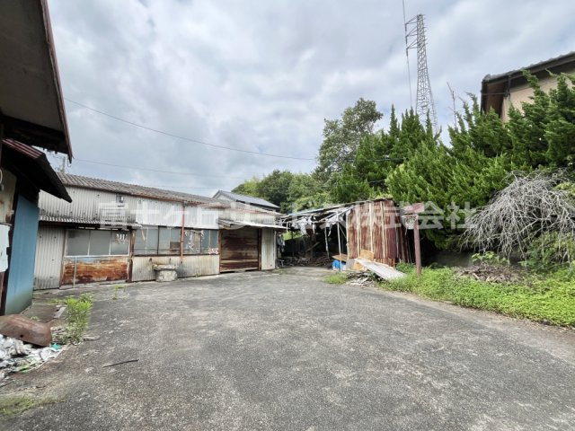 現在、工場と小屋がある部分が対象地です。