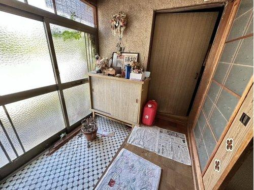レトロな趣を感じる玄関スペースは、丸タイルの床が印象的でどこか懐かしさを感じさせます。リフォームにより、現代的な玄関へとアレンジすることも可能です。