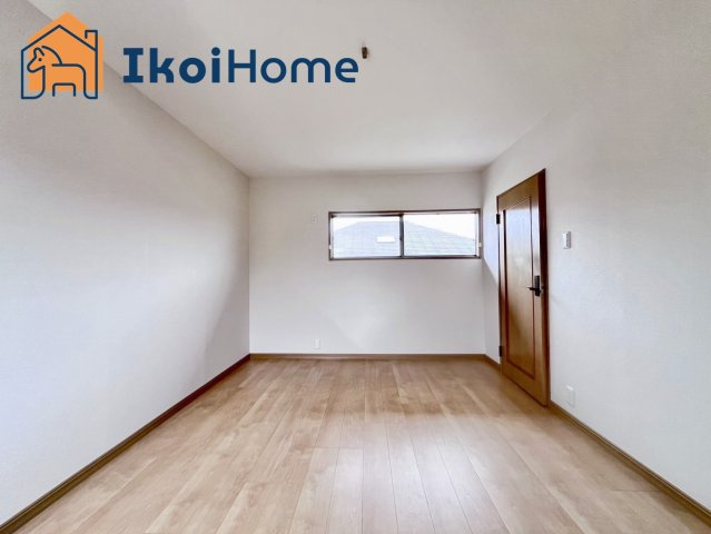 各部屋にはカーテンレールはついていません。約2万円前後で全窓にカーテンレールを取り付けできます。