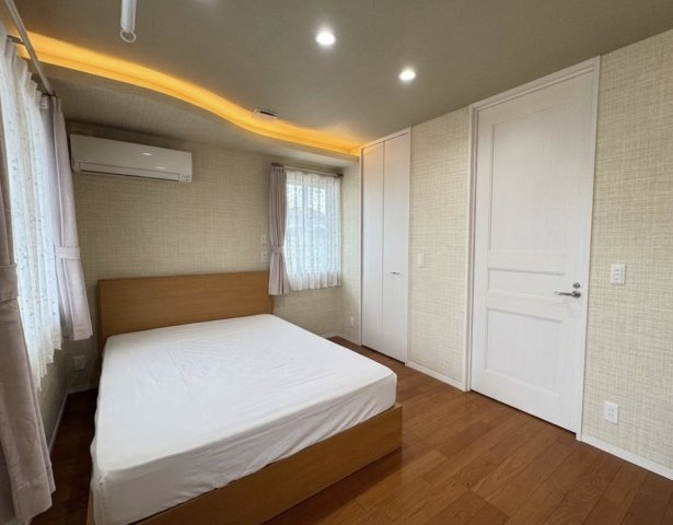 間接照明がやわらかく空間を演出する主寝室は、ホテルライクな雰囲気が魅力です。リラックスできる落ち着いた空間で、上質な時間を過ごせます。収納も備わっており、使い勝手にも優れています。