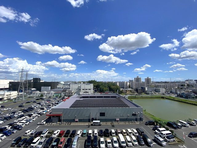 バルコニーからの心地よい景色が広がる眺望です。開放的な視界が確保されており、四季折々の風情や広がる空を感じながらリフレッシュできます。日々の暮らしに解放感と癒やしをもたらす魅力的な環境です。