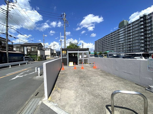 綺麗に管理された敷地内のゴミ捨て場です。居住者専用として衛生的に保たれており、日々のゴミ出しもストレスなくスムーズに行っていただけます。日頃の管理が行き届いた安心感のある住環境が整っています。