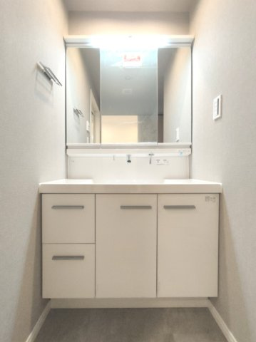 【独立洗面化粧台】　収納力と機能性に優れたお手入れラクラク三面鏡洗面化粧台です。朝の身支度もこれで快適です！